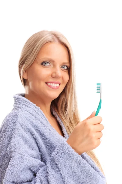 Belle femme blonde tenant une brosse à dents — Photo