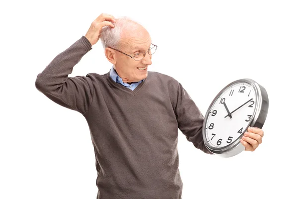 Hombre mayor sosteniendo un gran reloj de pared — Foto de Stock