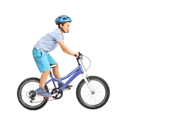 Llittle jongen met een kleine fiets — Stockfoto