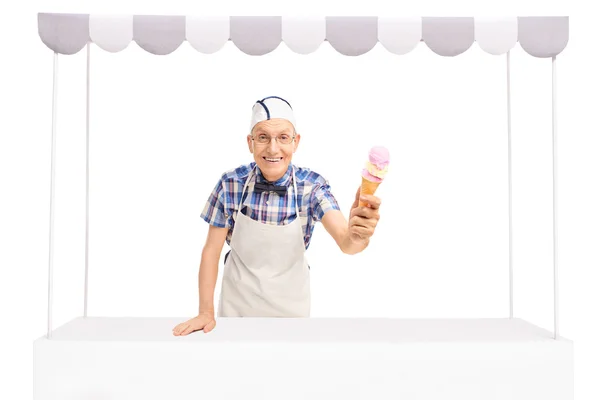 Senior vendor giving an ice cream — Stock Photo, Image