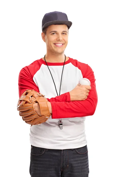 Человек в бейсбольной перчатке, держащий бейсбол — стоковое фото