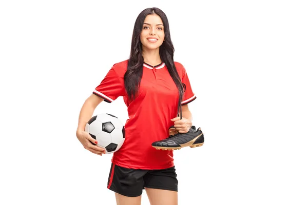 Jogador de futebol feminino segurando uma bola — Fotografia de Stock