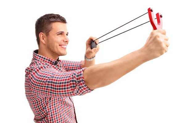 Homem alegre atirando um estilingue — Fotografia de Stock