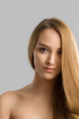 Güzel esmer kadın.