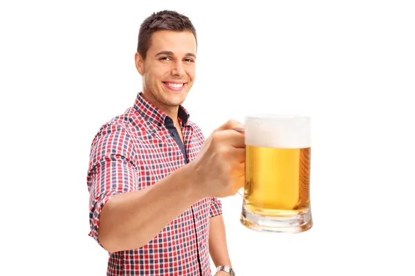 Homem segurando uma caneca de cerveja grande — Fotografia de Stock