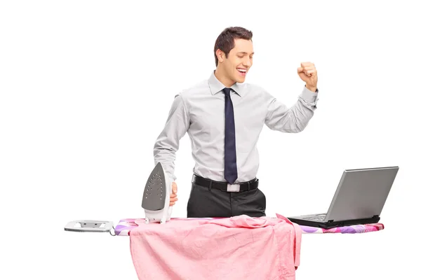 Uomo d'affari guardando un computer portatile e gesticolando il successo — Foto Stock