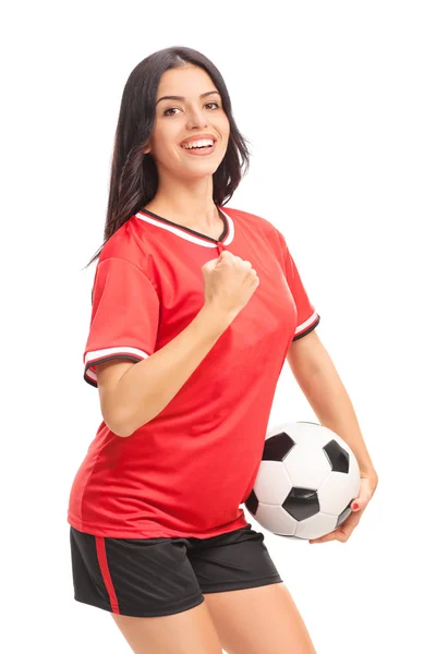 Jugadora de fútbol femenina sosteniendo una pelota — Foto de Stock