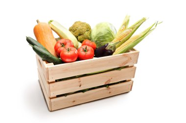 Ahşap sandık taze sebze dolu