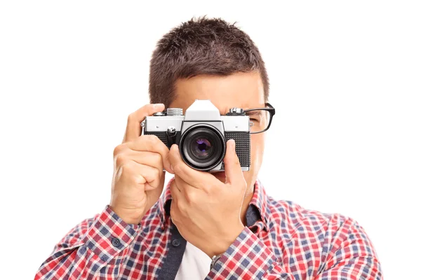 Giovane fotografo scattare una foto con la macchina fotografica — Foto Stock