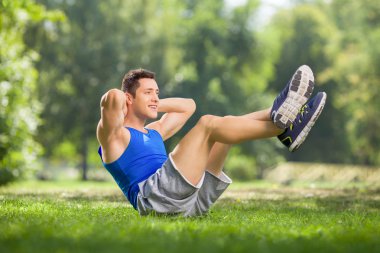 Genç Atlet Sit-Up yapıyor