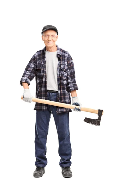 斧を保持している年配の男性 — ストック写真