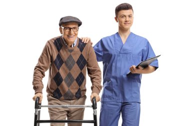 Sağlık çalışanı ve beyaz arka planda yürüyen yaşlı bir adam.