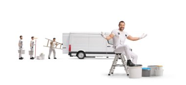 Ressamlar beyaz arkaplanda izole edilmiş bir minibüse ekipman koyuyorlar