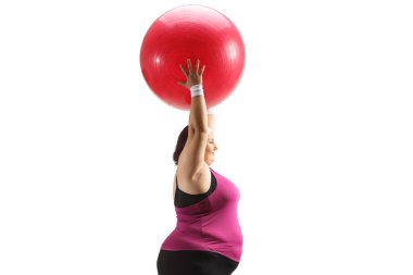 Beyaz arka planda izole edilmiş egzersiz topu olan şişman bir kadın.