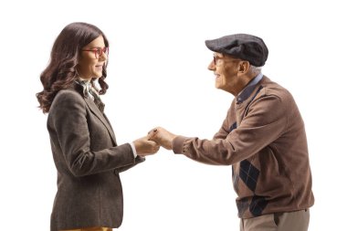 Beyaz arka planda izole edilmiş yaşlı bir adamın elini tutan genç bir kadının profil fotoğrafı.