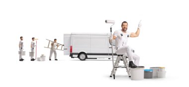 Masonluk işçileri ve boyacılar beyaz arka planda izole edilmiş bir minibüsün arkasına alet ve teçhizat koyuyorlar.