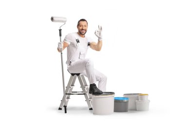 Bir merdivende oturan ressam ve işaret eden tamam işareti beyaz arkaplanda izole edilmiş.