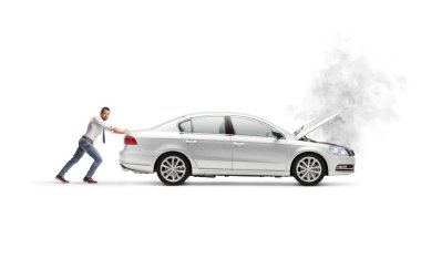 Arızalı bir arabayı iten adam beyaz arkaplanda izole edildi