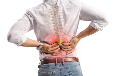 Beyaz arka planda, bel kemiğini tutan bir adamın arka plan görüntüsü. 