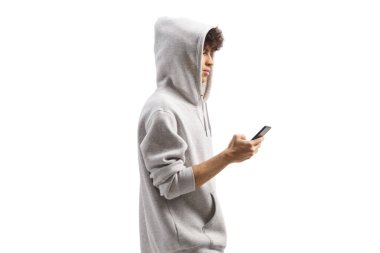 Gri kapüşonlu ve beyaz arka planda izole edilmiş akıllı telefonlu bir adam.