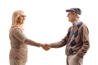 Yaşlı bir adam beyaz arka planda izole edilmiş bir kadınla el sıkışıyor.