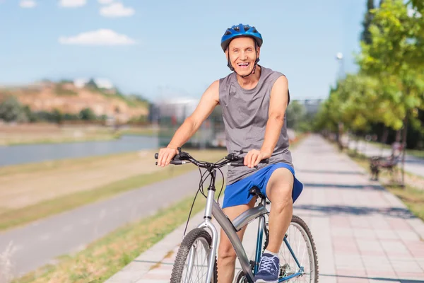 Cheerful senior man with his bike — Stock Photo, Image