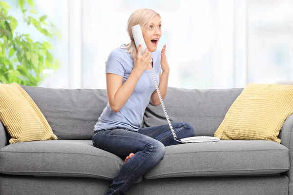 Mulher loira surpreso falando ao telefone — Fotografia de Stock