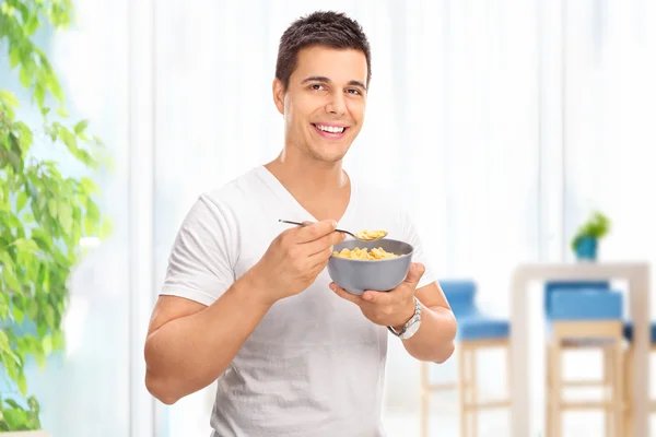 Άνθρωπος τρώει δημητριακά από ένα μπολ — Φωτογραφία Αρχείου