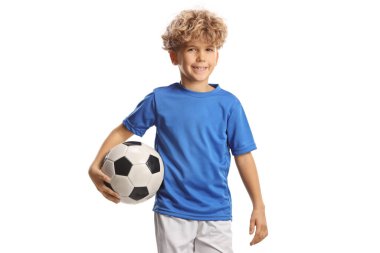 Futbol takımında yürüyen ve beyaz arka planda izole edilmiş bir top taşıyan bir çocuk.