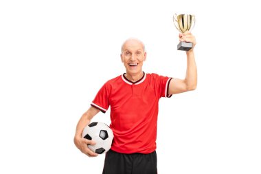 Bir kupa sahip üst düzey futbol oyuncu