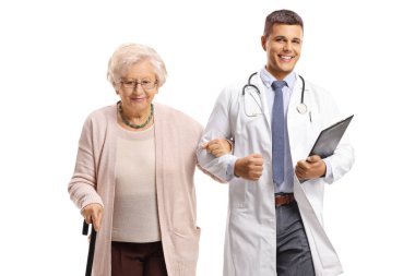 Erkek doktor, beyaz arka planda, kolunun altında yaşlı bir kadını gezdirip tutuyor.