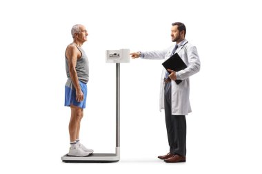 Doktor, beyaz arka planda izole edilmiş tıbbi ölçekte kıdemli bir adamı tartıyor.