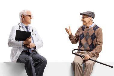 Doktor boş bir panelde oturup beyaz arka planda izole edilmiş yaşlı bir erkek hastayı dinliyor.