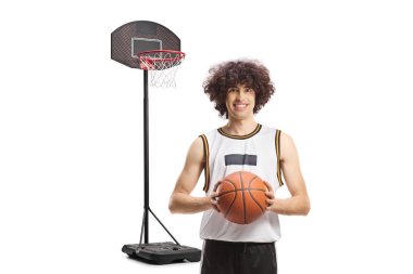 Genç basketbolcu beyaz arka planda izole edilmiş bir topu tutuyor.