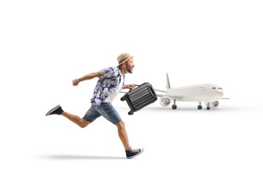 Havaalanında koşan bavullu adam beyaz arka planda izole edilmiş.