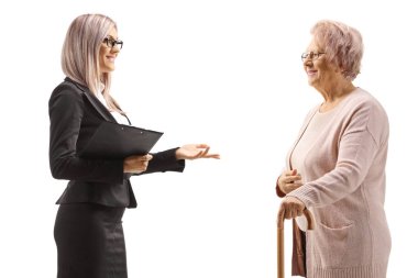 Beyaz arka planda izole edilmiş yaşlı bir kadınla konuşan iş kadını.