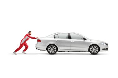 Kırmızı elbiseli yarışçı beyaz arka planda izole edilmiş bir arabayı itiyor.