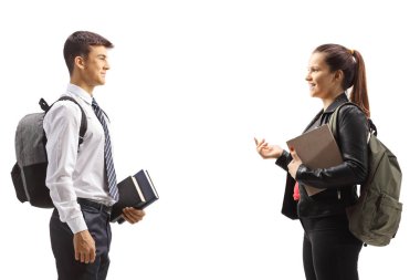 Erkek ve kız öğrenciler beyaz arka planda izole bir şekilde sohbet ediyorlar.