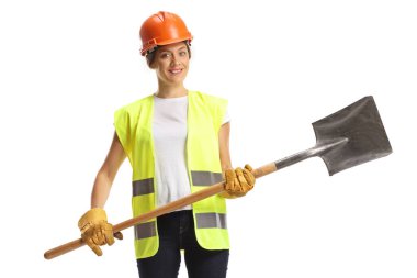 Beyaz arka planda izole edilmiş kürek tutan bir kadın işçi.