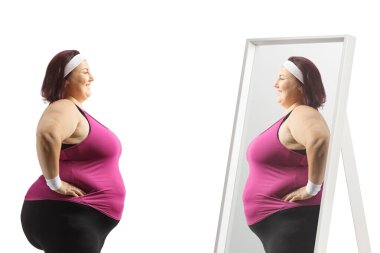 Beyaz arka planda izole edilmiş bir aynaya bakan şişman kadın.