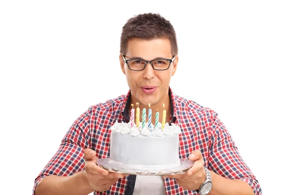 Hombre soplando velas en un pastel de cumpleaños —  Fotos de Stock