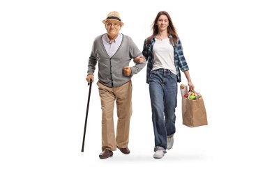 Bakkal çantası taşıyan genç bir kadın ve beyaz arka planda izole edilmiş yaşlı bir adamla yürüyor.