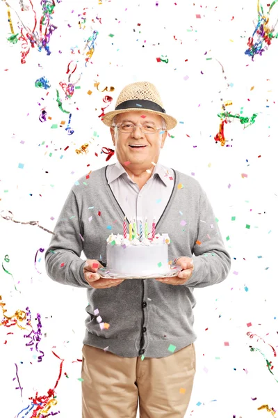 Cavalheiro sênior carregando um bolo de aniversário — Fotografia de Stock