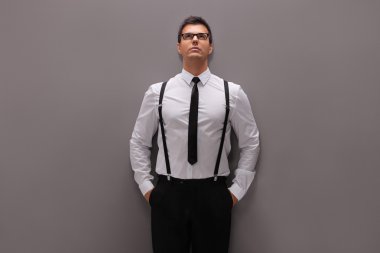 Kendine güvenen genç adam zarif kıyafeti