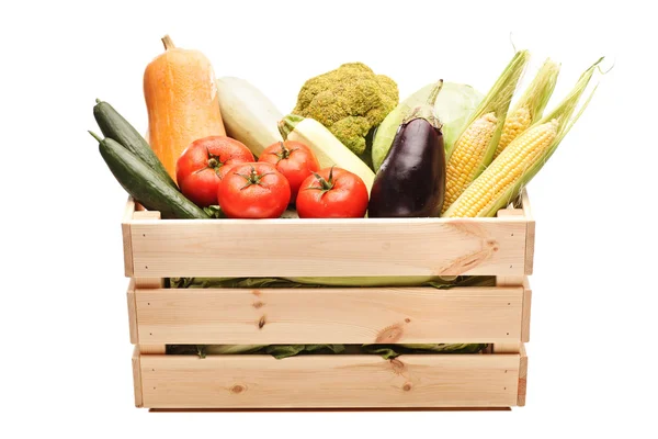 Caja de madera llena de verduras frescas — Foto de Stock