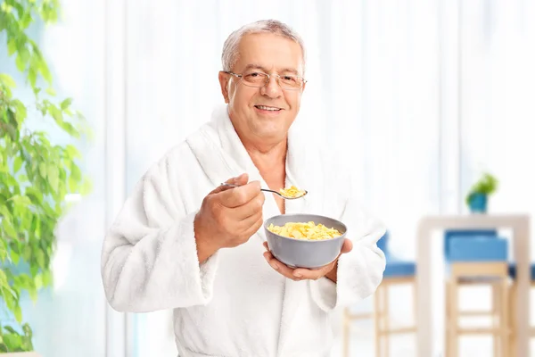 Senior gentleman mangiare cereali a casa — Foto Stock