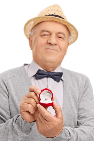 Romántico caballero mayor con un anillo de compromiso — Foto de Stock