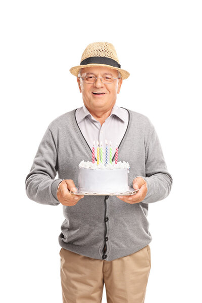 старший джентльмен держит торт на день рождения
