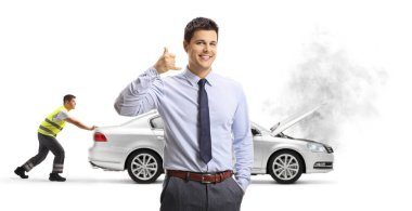 Araba sorunu olan bir adam beyaz arka planda izole edilmiş bir araba tamircisini arıyor.