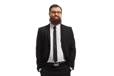 Beyaz arka planda elleri ceplerinde poz veren sakallı bir adam.